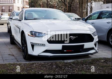 Minsk, Bielorussia, 24 aprile 2024 - White Ford Mustang parcheggiato in città, vista frontale Foto Stock