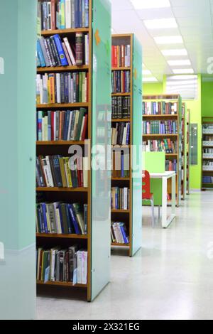 File di scaffalature nella sala della Biblioteca di Stato russa per la gioventù Foto Stock