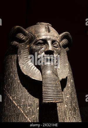 Cairo, Egitto - 14 novembre 2023: La Sfinge di Amenemhat III in granito, è esposta nel Museo egizio del Cairo vicino a piazza Tahrir. Foto Stock