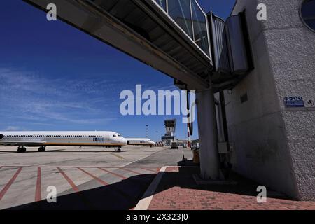 L'Italia, Bari, aeroporto internazionale di volo della torre di controllo e gli aerei parcheggiati Foto Stock