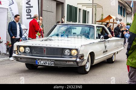 Ein Chrysler Newport mit Baujahr 1961 fährt während dem Oldtimercorso an der Herbstmesse Rafz durch die Zürcher Unterlandgemeinde. (Rafz, Schweiz, 25. Foto Stock