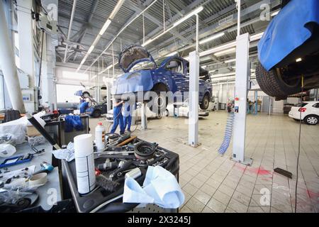 MOSCA - 11 GENNAIO: La spaziosa sala della stazione per la manutenzione delle auto nel centro di Varshavka l'11 gennaio 2013, Mosca, Russia. Varshavka Center Opene Foto Stock