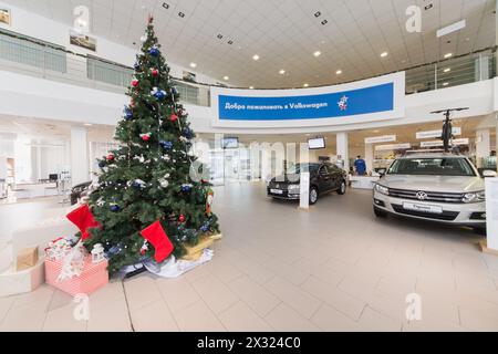 MOSCA - 11 GENNAIO: Il concessionario ufficiale Volkswagen - Volkswagen Varshavka Center, sala con le auto e l'albero di Natale l'11 gennaio 2013, Mosca, Russ Foto Stock