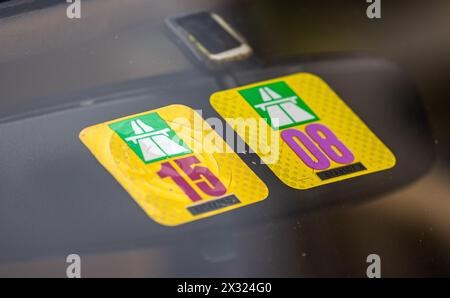 Zwei Autobahnvignetten je aus dem Jahr 2008 und 2015 auf einer Windschutzscheibe eines Fahrzeugs. (Rafz, Schweiz, 25.09.2022) Foto Stock