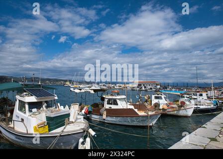 Piccole barche da pesca locali ormeggiate nel porto turistico di Gytheio all'inizio della primavera Foto Stock