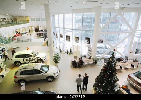 MOSCA - 11 GENNAIO: Vista dall'alto dello showroom al primo piano della concessionaria del Volkswagen Center Varshavka 11 gennaio 2013, Mosca, Russia. Edificio o Foto Stock