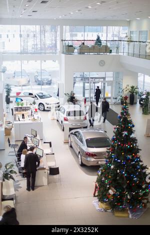 MOSCA - 11 GENNAIO: Vista dall'alto del foyer con reception e auto del Volkswagen Center Varshavka 11 gennaio 2013, Mosca, Russia. Costruzione del centesimo Foto Stock