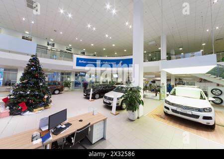 MOSCA - 11 GENNAIO: Sala con auto e posto di lavoro nel Volkswagen Center Varshavka l'11 gennaio 2013, Mosca, Russia. Center offre una gamma completa di auto V Foto Stock