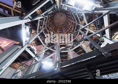 MOSCA - 11 GENNAIO: Vista dal basso in costruzione trasparente per il deposito auto di notte al Varshavka Center l'11 gennaio 2013, Mosca, Russia. La torre W Foto Stock