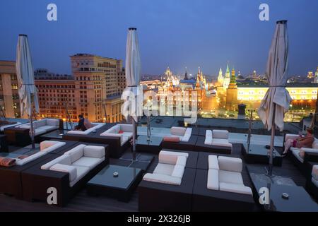 MOSCA - 3 MAGGIO: Ristorante O2 Lounge affacciato sulla Piazza Rossa sul tetto dell'hotel, il Ritz-Carlton di notte, 3 maggio 2013, Mosca, Russia. Foto Stock