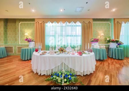 Tavolo splendidamente decorato per sposi e sposi, foto in High Dynamic Range. Foto Stock