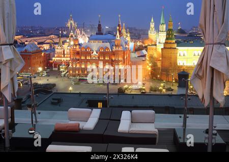 MOSCA - 3 MAGGIO: Vista del Museo storico e del Cremlino dal ristorante O2 Lounge, 3 maggio 2013, Mosca, Russia. Il ristorante si trova nell'hotel T. Foto Stock