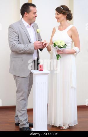 La sposa e lo sposo si scambiano gli anelli alla cerimonia nuziale Foto Stock