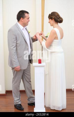 La sposa e lo sposo si scambiano gli anelli alla cerimonia nuziale Foto Stock