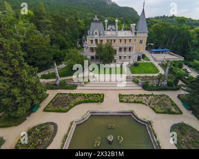 YALTA - agosto 29: Giardino con fontana di fronte al Palazzo Massandra il 29 agosto 2013 a Yalta, Ucraina. Vista da quadrocopter senza equipaggio. Foto Stock