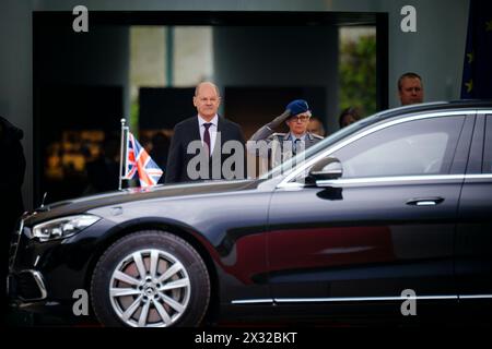 Berlino, Germania. 24 aprile 2024. OLAF Scholz (SPD), Cancelliere federale, si trova nella Cancelleria di fronte all'arrivo della limousine di Rishi Sunak, primo ministro del Regno Unito di Gran Bretagna e Irlanda del Nord, Berlino, 24 aprile 2024. Credito: dpa/Alamy Live News Foto Stock