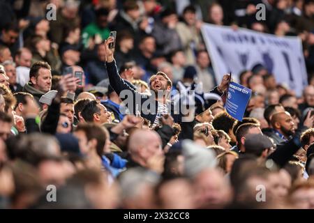 Chelsea fan che canta prima della partita - Manchester City vs Chelsea, la semifinale della Coppa degli Emirati Arabi, Wembley Stadium, Londra, Regno Unito - 20 aprile 2024 Foto Stock