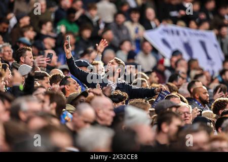 Chelsea fan che canta prima della partita - Manchester City vs Chelsea, la semifinale della Coppa degli Emirati Arabi, Wembley Stadium, Londra, Regno Unito - 20 aprile 2024 Foto Stock