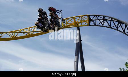 I giovani si divertono sulle montagne russe "Lost Gravity" del parco divertimenti "Walibi-Holland" Foto Stock