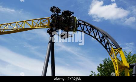 I giovani si divertono sulle montagne russe "Lost Gravity" del parco divertimenti "Walibi-Holland" Foto Stock