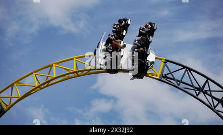 I giovani si divertono sulle montagne russe "Lost Gravity" del parco divertimenti "Walibi-Holland" Foto Stock