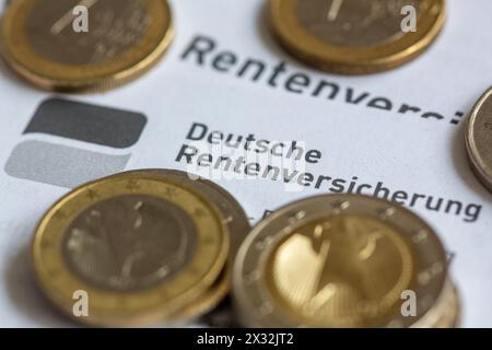 Berlino, Germania. 24 aprile 2024. Le monete si trovano su una scheda informativa della previdenza tedesca. Credito: Fernando Gutierrez-Juarez/dpa/Alamy Live News Foto Stock