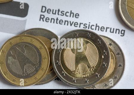 Berlino, Germania. 24 aprile 2024. Le monete si trovano su una scheda informativa della previdenza tedesca. Credito: Fernando Gutierrez-Juarez/dpa/Alamy Live News Foto Stock