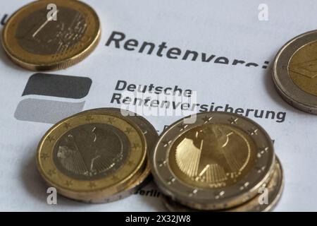 Berlino, Germania. 24 aprile 2024. Le monete si trovano su una scheda informativa della previdenza tedesca. Credito: Fernando Gutierrez-Juarez/dpa/Alamy Live News Foto Stock