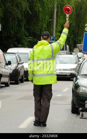 guardia stradale o controllore del traffico per la regolamentazione del traffico sulla guardia stradale o controllore del traffico Foto Stock