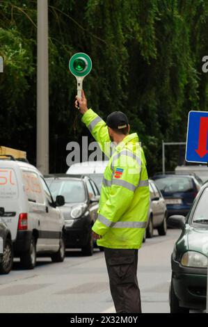 guardia stradale o controllore del traffico per la regolamentazione del traffico sulla guardia stradale o controllore del traffico Foto Stock