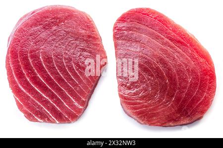 Due bistecche di tonno crudo isolate su sfondo bianco. Foto Stock