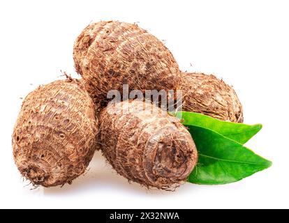 Eddoe organico grezzo o taro isolati su sfondo bianco. Foto Stock