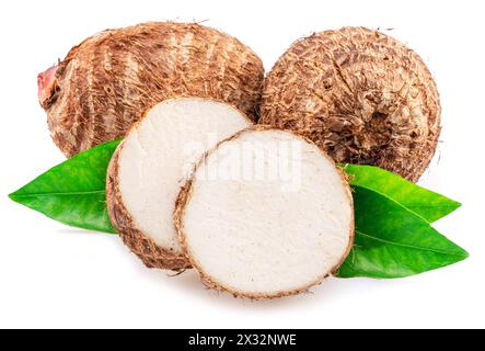 Eddoe organico grezzo o taro corms e fette trasversali isolate su sfondo bianco. Foto Stock