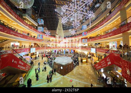 RUSSIA, MOSCA - 14 dicembre 2013: Le persone camminano al centro commerciale Afimall, decorato a Natale. Foto Stock