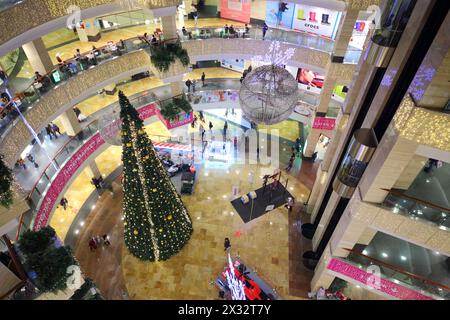 RUSSIA, MOSCA - 14 dicembre 2013: La gente cammina nel centro commerciale Afimall con l'albero di Natale. Foto Stock