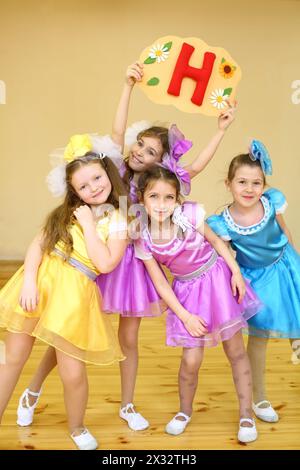 MOSCA - APR 05: Ragazze divertenti Anna, Darya, Polina, Julia di 8 anni in abiti colorati si esibiscono a scuola 1349, il 5 aprile 2013 a Mosca, Russia. Foto Stock