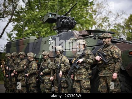 I soldati tedeschi stanno di fronte a un veicolo militare Boxer, un nuovo tipo di portaerei corazzato, alla caserma Julius Leber di Berlino. Data foto: Mercoledì 24 aprile 2024. Foto Stock