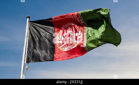 Fahne, Die Nationalfahne von Afghanistan flattert im Wind Foto Stock