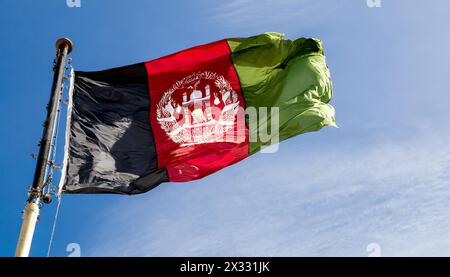 Fahne, Die Nationalfahne von Afghanistan flattert im Wind Foto Stock