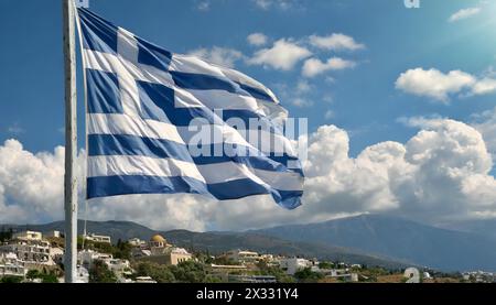 Fahne, Die Nationalfahne von Griechenland flattert im Wind Foto Stock