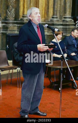 MOSCA, RUSSIA - 18 novembre 2013: Eduard Artemyev (compositore sovietico e russo) alla cerimonia della medaglia d'oro di Lev Nikolayev al Museo Pushkin. Foto Stock