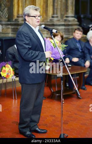MOSCA, RUSSIA - 18 novembre 2013: Alexander Belyaev (vice direttore dell'Istituto di Geografia, presentatore televisivo) durante la cerimonia della medaglia d'oro di Lev Nikola Foto Stock