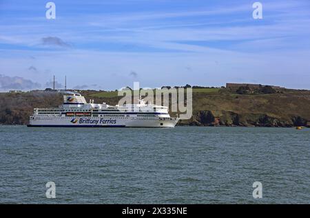Brittany Ferries Ship, Pont Aven vista lasciare Plymouth Sound, sullo sfondo di Staddon Heights. Foto Stock