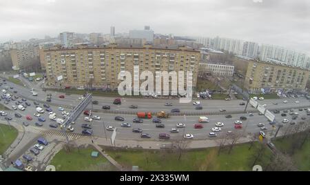 Paesaggio urbano con ampia strada e molti edifici residenziali, vista aerea Foto Stock