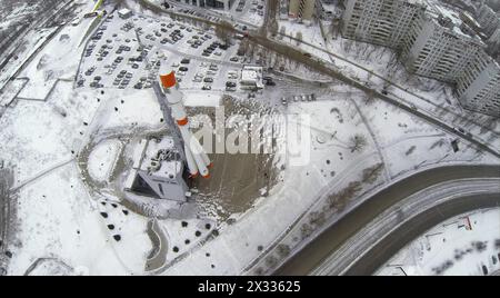 RUSSIA, SAMARA - 4 GENNAIO 2014: Veduta aerea di un razzo monumento che si erge contro il paesaggio della città di Samara. Foto Stock