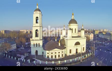 Tempio di St Sergius Radonezhsky (Trinità) a Rogozhskaya Sloboda, Mosca, Russia. Vista da quadrocopter senza equipaggio Foto Stock