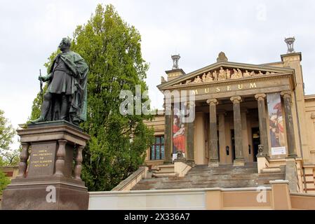 Statua commemorativa di Paul Friedrich, Granduca di Meclemburgo-Schwerin, di fronte al portico del Museo Statale delle Arti, Schwerin, Germania Foto Stock