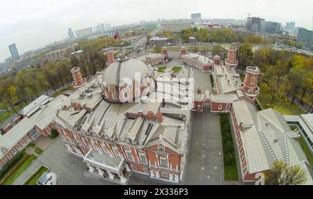 MOSCA - ottobre 10: Paesaggio urbano da quadrocopter senza equipaggio con splendida facciata del Palazzo Petroff il 10 ottobre 2013 a Mosca, Russia. Foto Stock