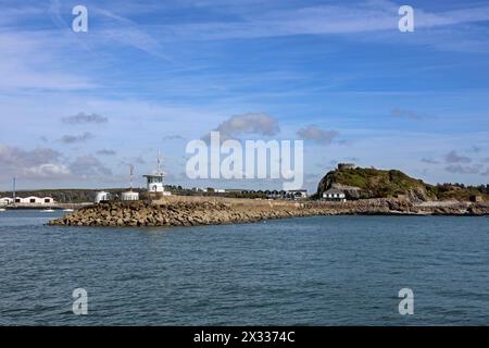 Lo storico Mount Batten Breakwater, nel Plymouth Sound visto dal livello del mare con la torre storica inclusa. Spazio di intestazione e copia. Soleggiato. Foto Stock