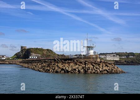 Lo storico Mount Batten Breakwater, nel Plymouth Sound, visto dal livello del mare con la torre storica inclusa. Foto Stock